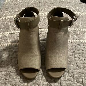 A4- Women’s size 8 solesenseability heel shoes chunky heal
